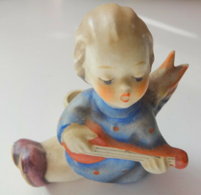 Hummel angel plays a lute.